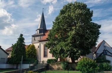 Seitenansicht der evangelischen Kirche in Beienheim 
