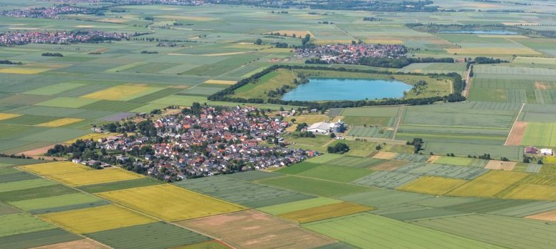 Luftbild von Dorn-Assenheim mit Bergwerksee