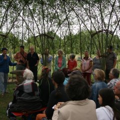 Projektteilnehmer und Besucher bei der Einweihungsfeier Weidenpavillon
