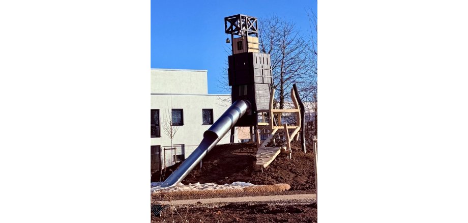 Spielturm am Spielplatz Am Heiligen Stein